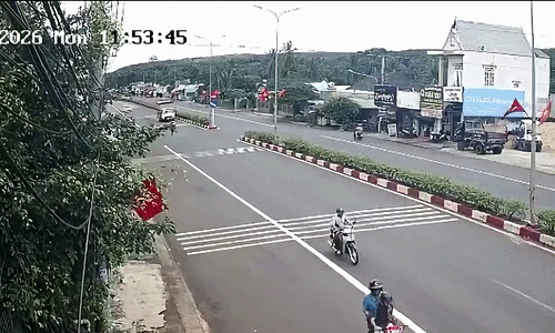 Xe tải kéo lê xe máy đang chuyển làn