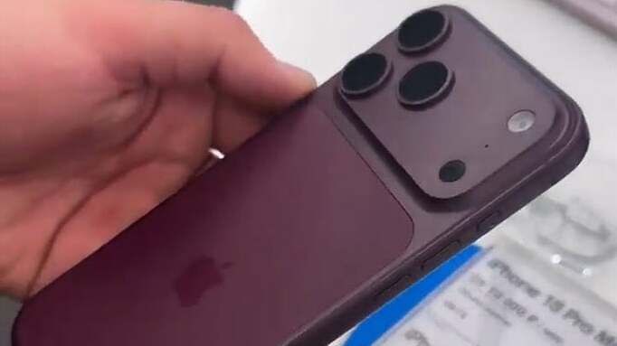 iPhone 18 Pro Max lộ màu đỏ đậm và xanh dương