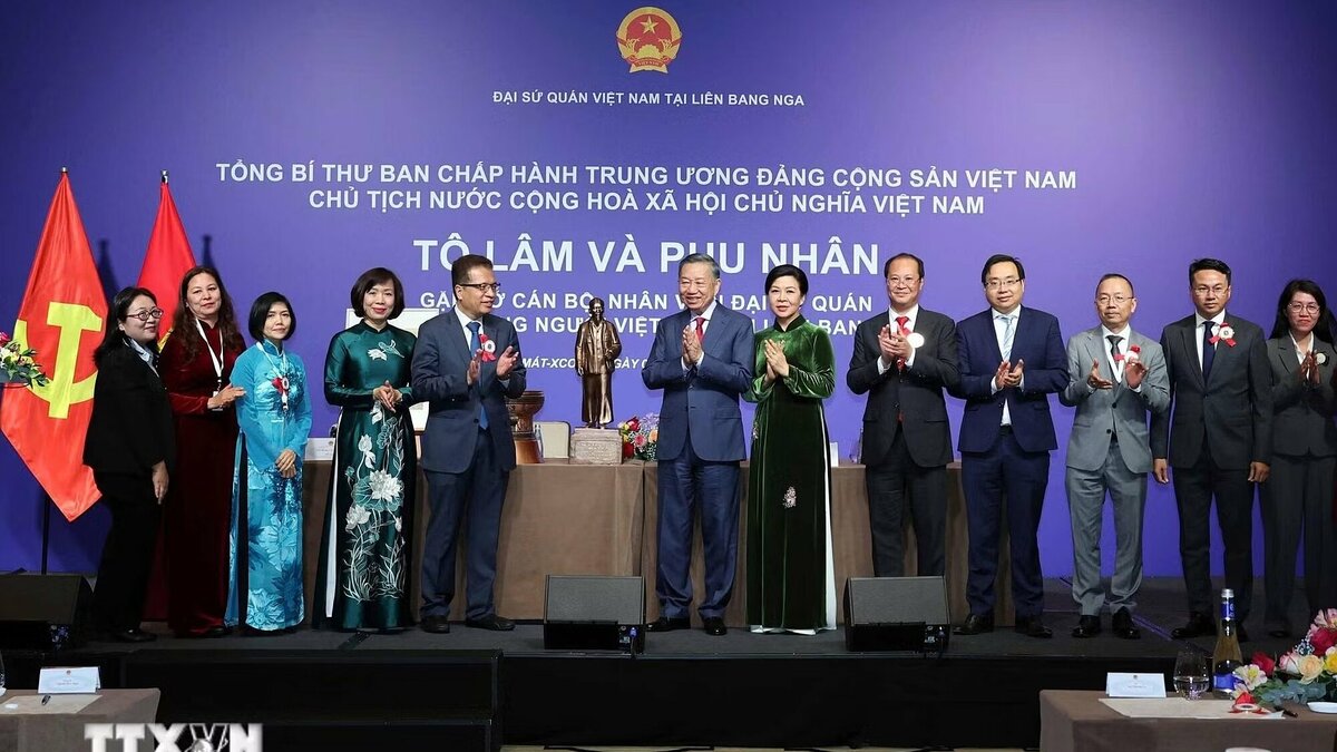 The General Secretary and President hope that Vietnamese intellectuals in Russia will promote scientific and technological connections