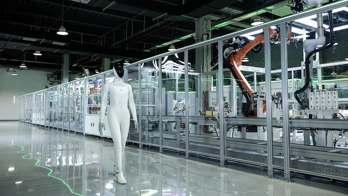 Robot hình người đầu tiên tự bước ra từ dây chuyền sản xuất