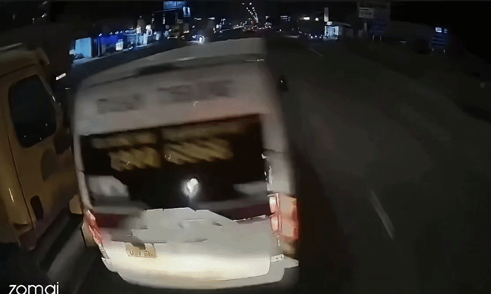 Xe khách lật ngang sau va chạm xe đầu kéo
