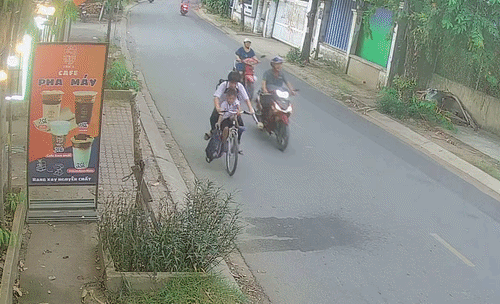 Cậu bé bị kẹt chân vào bánh xe đạp vì ngồi vắt vẻo