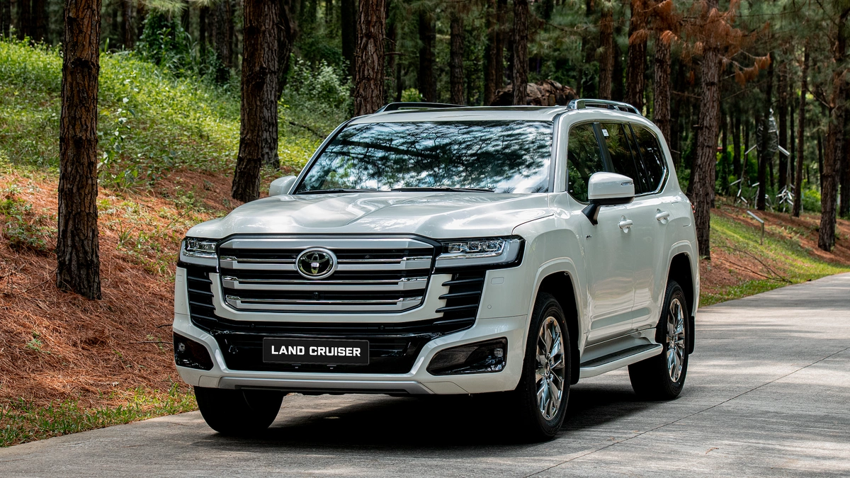 Toyota Land Cruiser hybrid giá 4,71 tỷ đồng