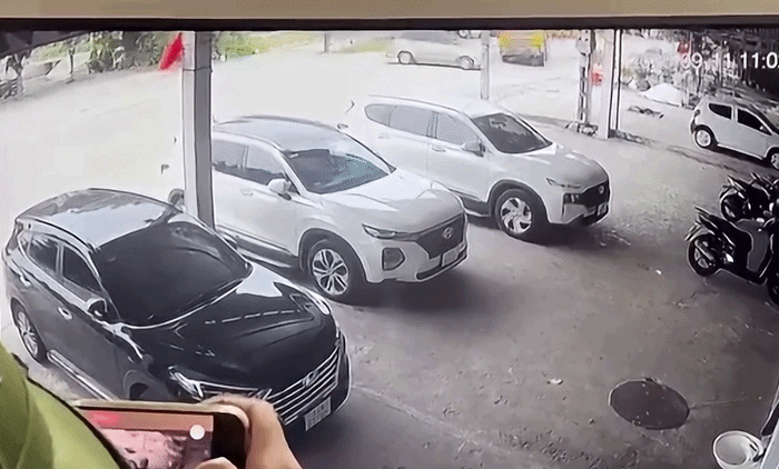 Cố tránh va chạm, xe tải ủi hàng loạt ôtô đang đỗ