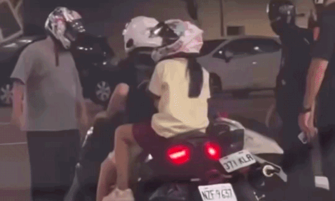 Nam sinh bỏ rơi bạn gái khi bị cảnh sát kiểm tra