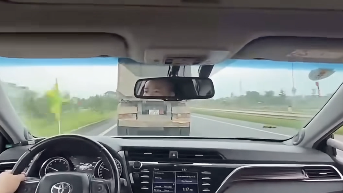 Xe ưu tiên của CSGT bị xe đầu kéo cản đường gần 3 km