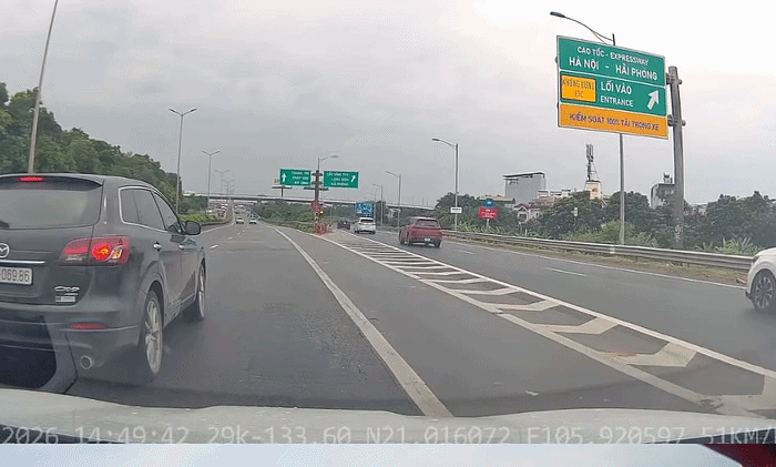 Người đi xe máy trượt dài khi tránh ôtô phanh gấp