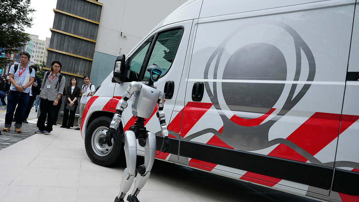 Công ty Nhật Bản triển khai dịch vụ 'cấp cứu' robot hình người