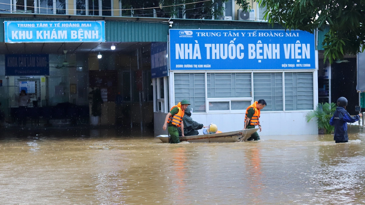 Trung tâm y tế vừa "chạy lụt" vừa khám bệnh