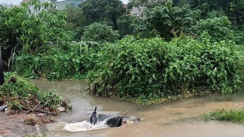 Tìm kiếm nam sinh nghi bị cuốn xuống cống ở Hà Nội
