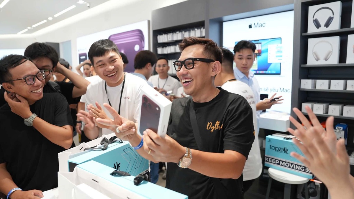 Hàng nghìn người xếp hàng nhận iPhone 18 Pro tại Việt Nam