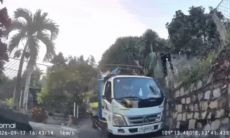 Tài xế lùi xe thần tốc, thoát cú lao dốc của xe tải