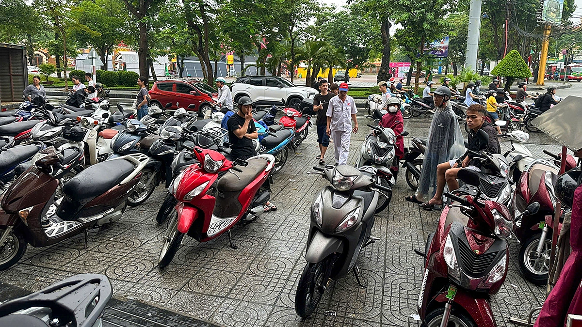 Tiệm sửa xe quá tải sau mưa kỷ lục ở Vinh