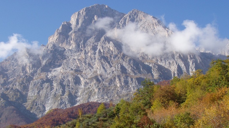 Vỏ Trái Đất dưới Italy đang tách ra
