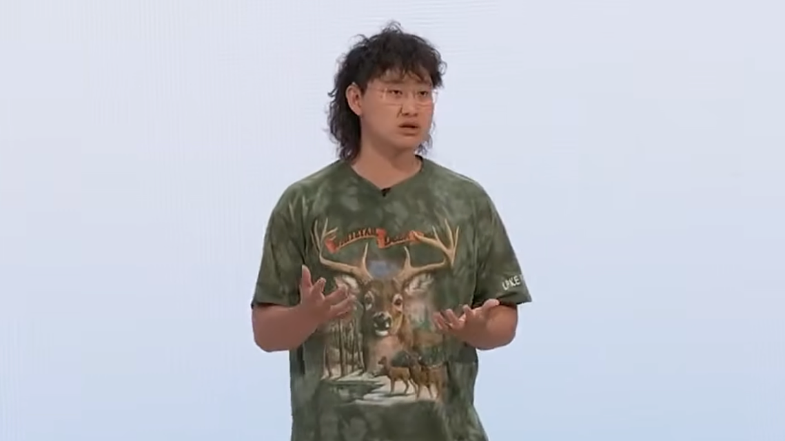 Tỷ phú AI Alexandr Wang gây sốt với chiếc áo "giàu ngầm"