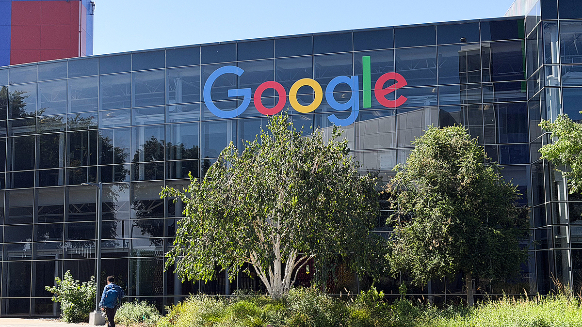 Nhân viên Google từ chức vì lo AI 'phát triển quá nhanh'