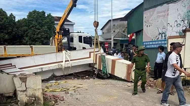 Cổng chào sập, đè đứt tay nam sinh