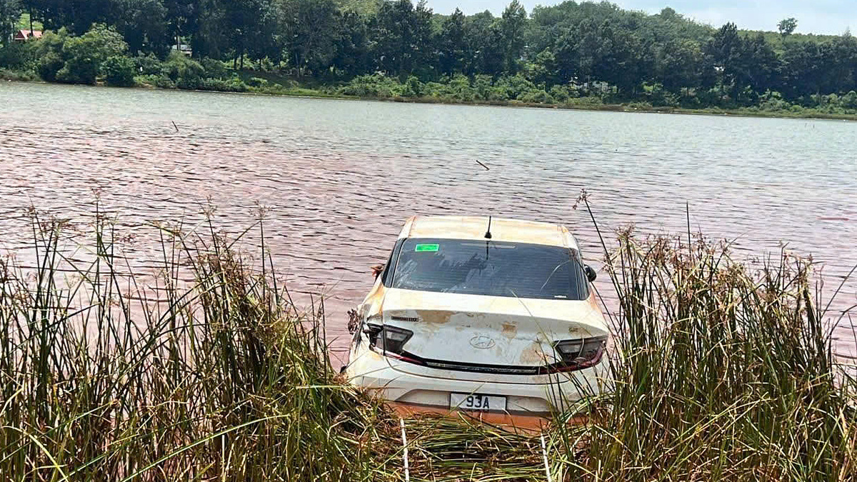 Tìm thấy ôtô bị lũ cuốn ở Đồng Nai dưới hồ sâu 7 m