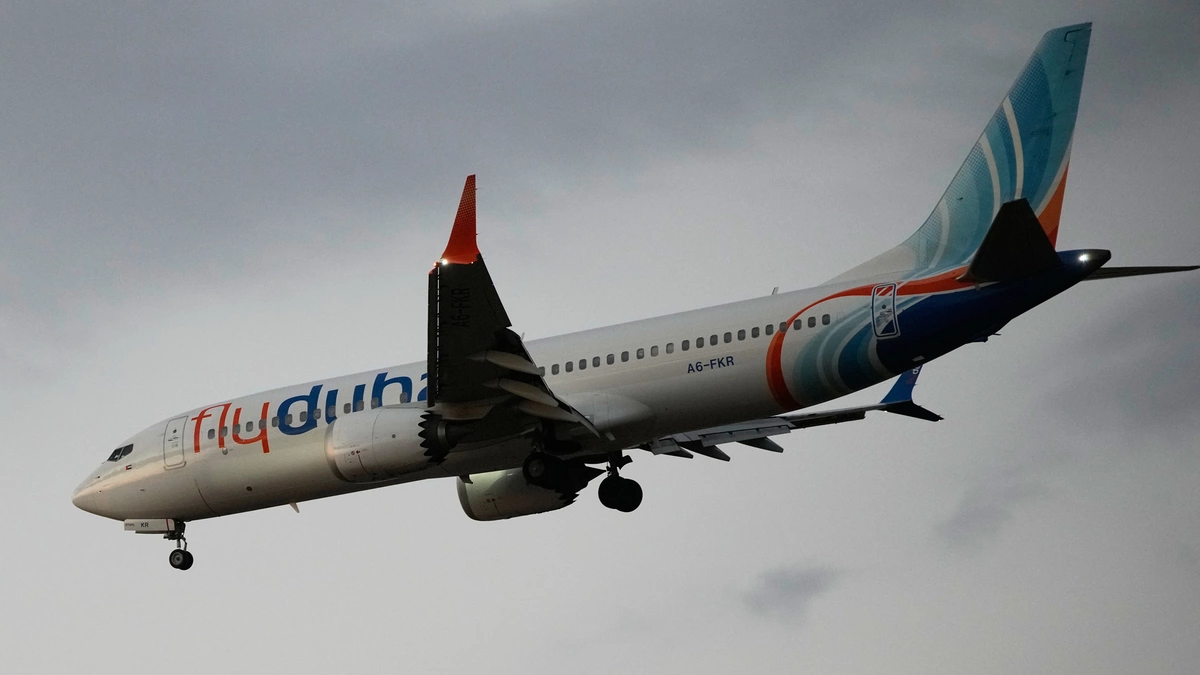 Photo : VnExpress Phi công 'nhảy qua đám đông' để cứu máy bay flydubai