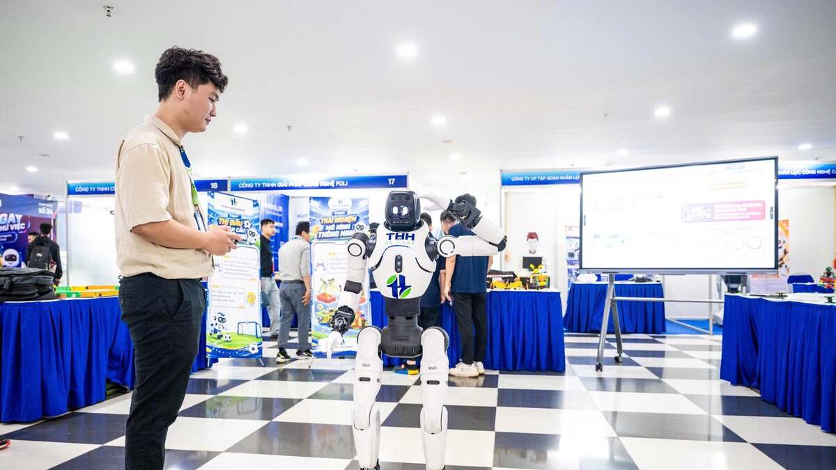 Robot giao thuốc, tuần tra trình diễn tại Triển lãm công nghệ Hà Nội