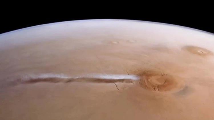 The 1,600 km long cloud appears and disappears every day on Mars