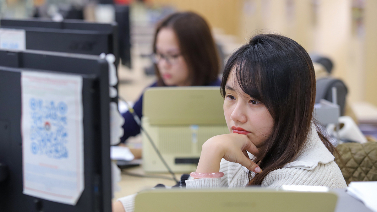Công chức, cán bộ trẻ thi dùng trợ lý ảo