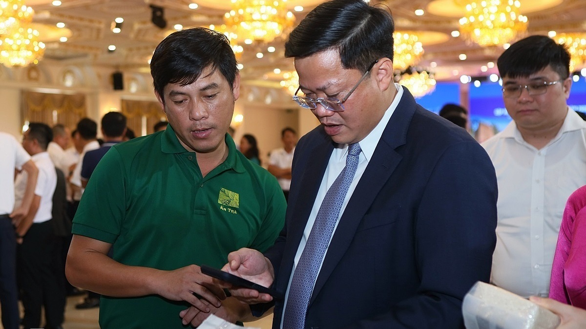 Chủ tịch Quảng Ngãi "soi" QR code, góp ý bao bì sản phẩm cho doanh nghiệp