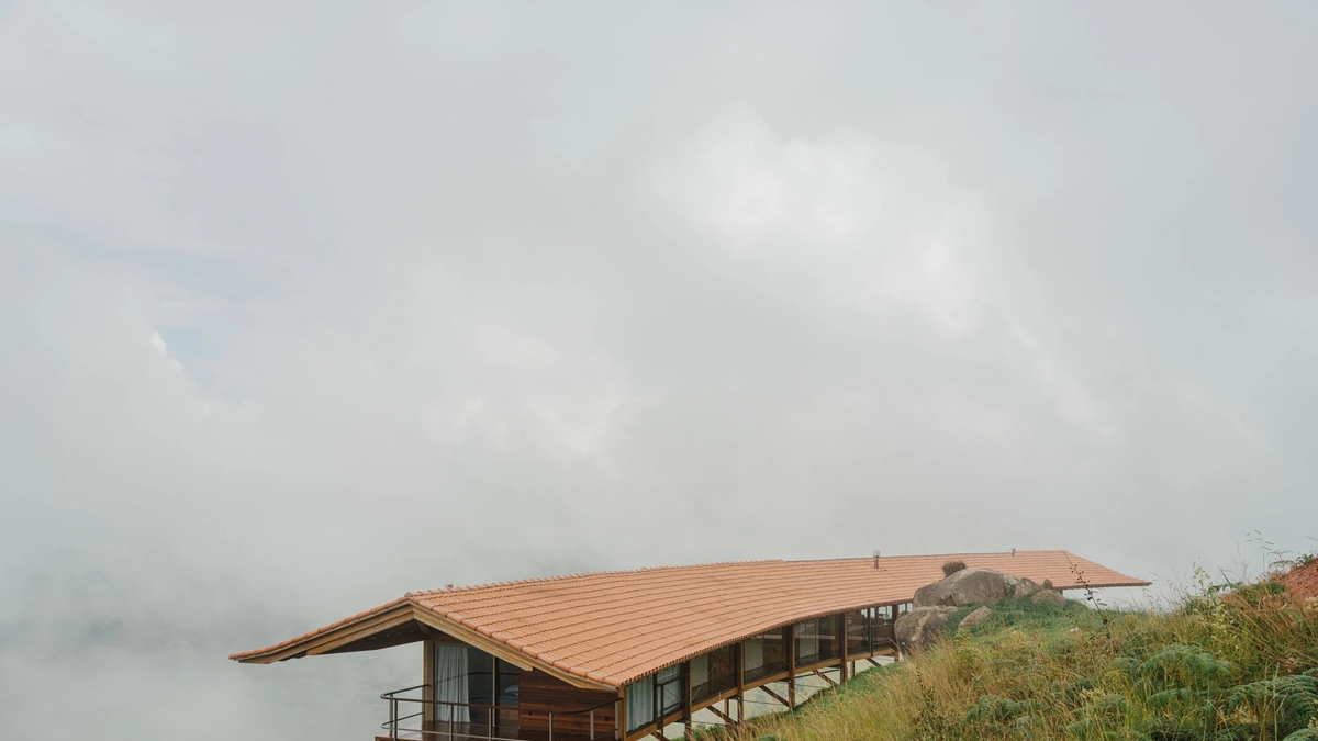 Nhà gỗ "lơ lửng" trên sườn núi ở độ cao 1.530 m