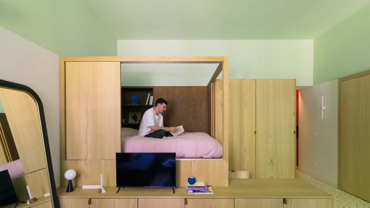 Căn hộ 28 m2 "giấu" giường trong khối gỗ để tiết kiệm diện tích