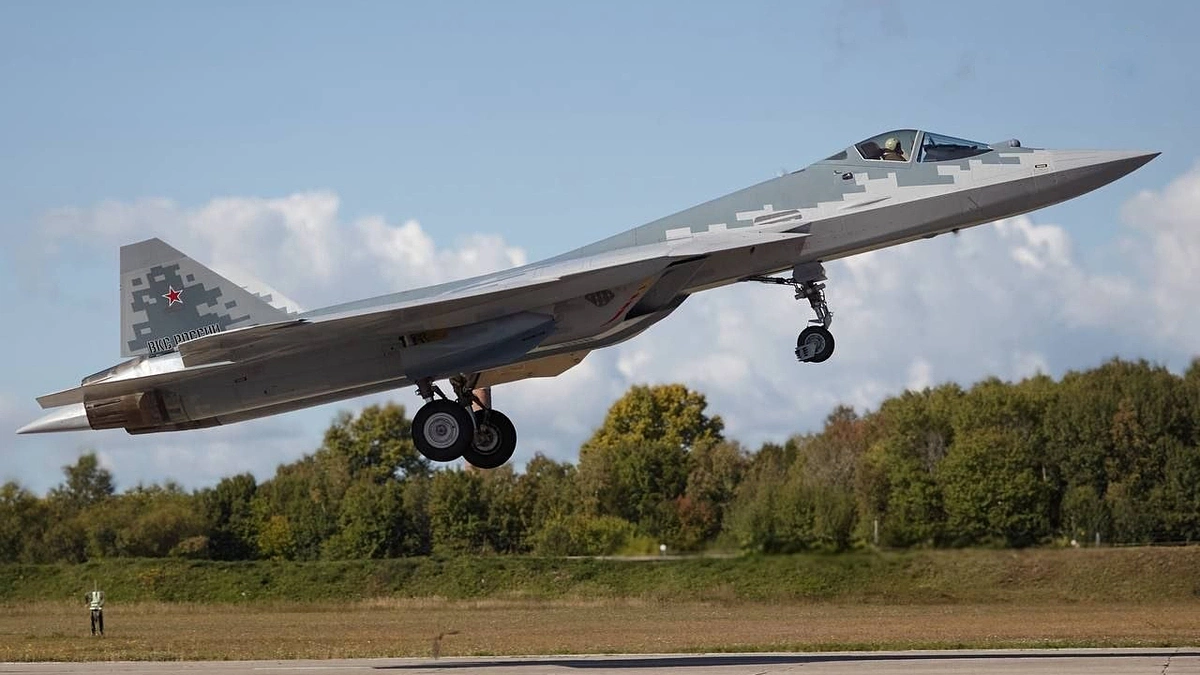 Căn cứ không quân Ukraine nghi trúng loạt tên lửa từ Su-57 Nga