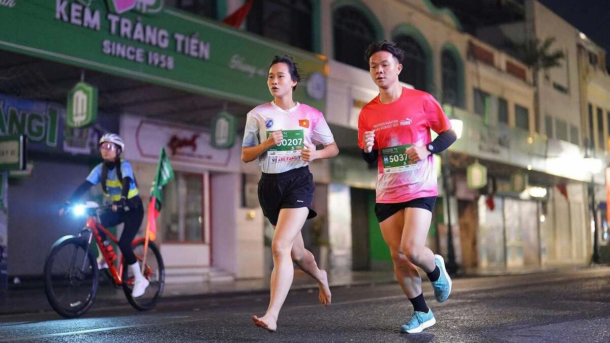 VnExpress Marathon Hanoi Midnight đưa runner tìm 'một Hà Nội khác'