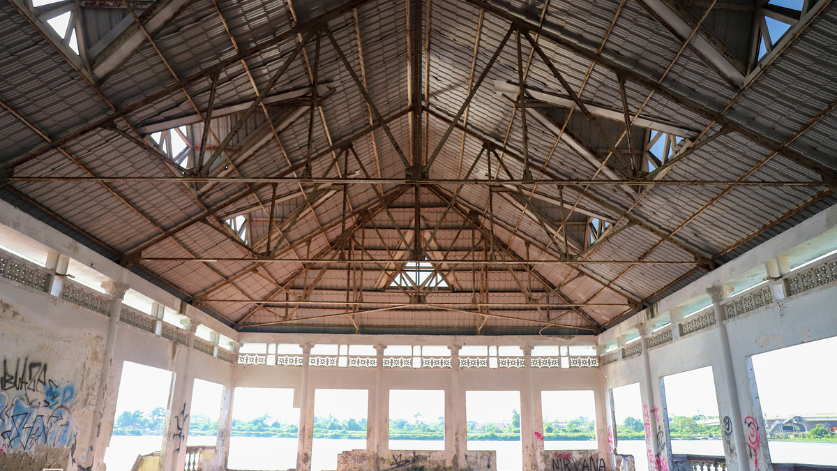 Nhà hàng nổi bỏ hoang hơn 12 năm ở trung tâm Vinh