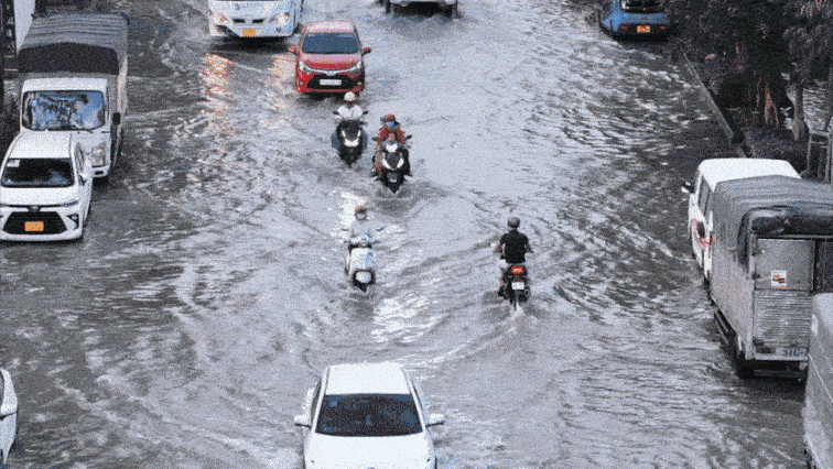 Người dân dắt xe, lội nước về nhà trong ngày triều cường