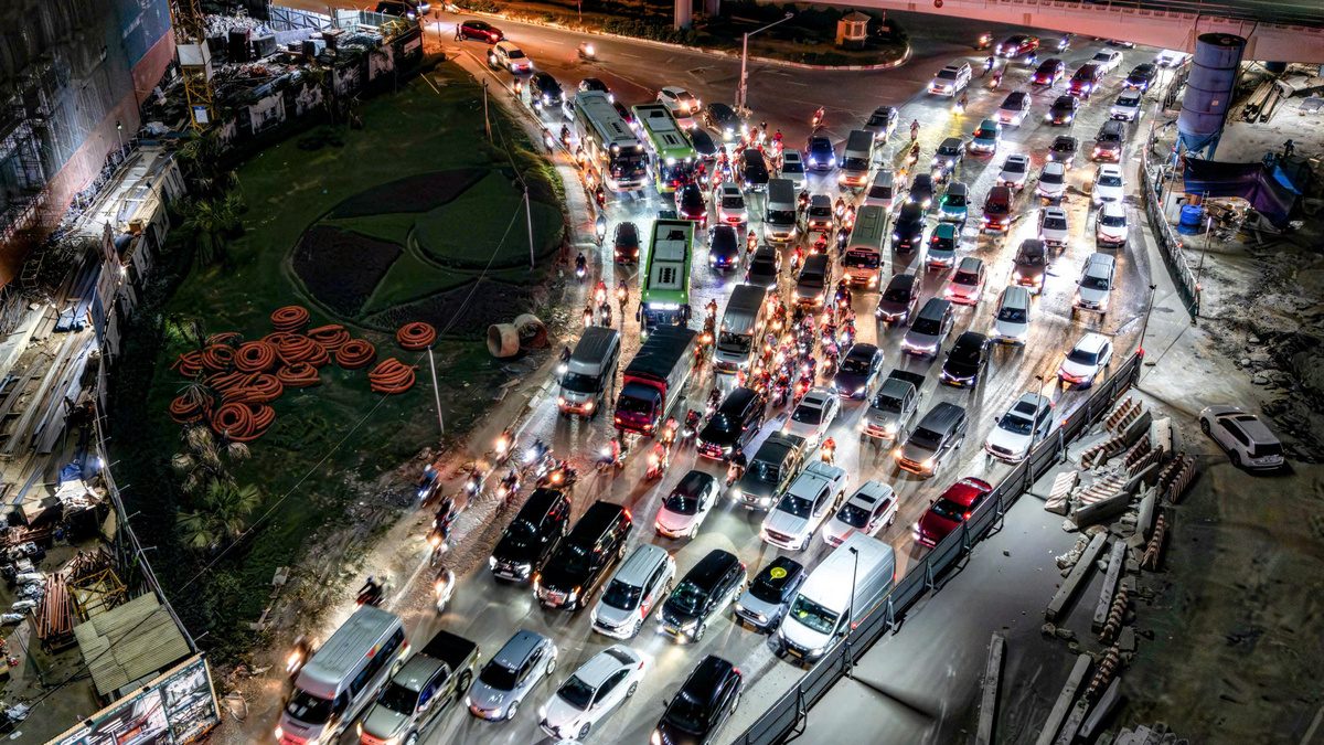 Cửa ngõ Hà Nội ùn tắc vì rào chắn thi công