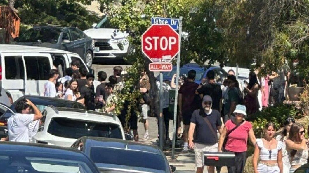 Dân Hollywood kiện chính quyền vì du khách ồn ào, mất vệ sinh