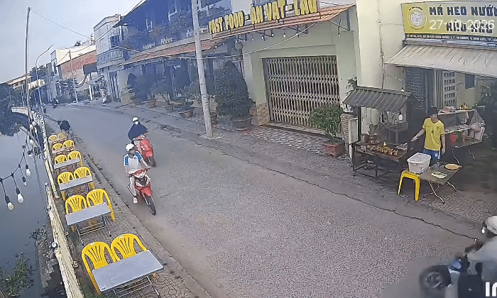 Bánh mỳ văng đầy đường khi hai xe máy sượt qua nhau